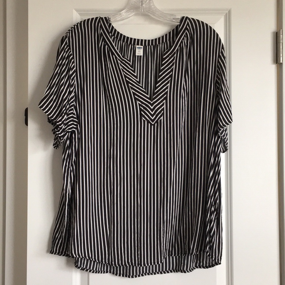 XXL Old Navy Black & White Stripped V-Neck Top EUC
